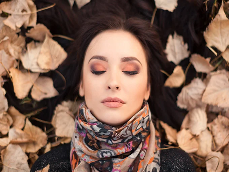The Autumn Makeup and Nails That Your Makeup Set Should Contain in 2022